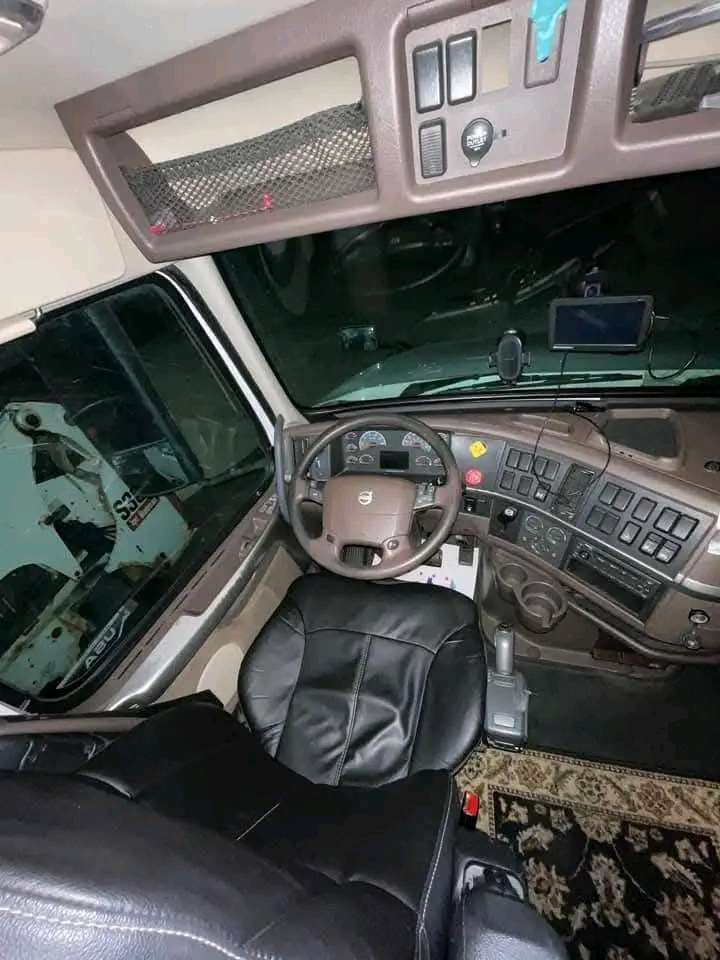 2015 Volvo VNL 670 - Image 3