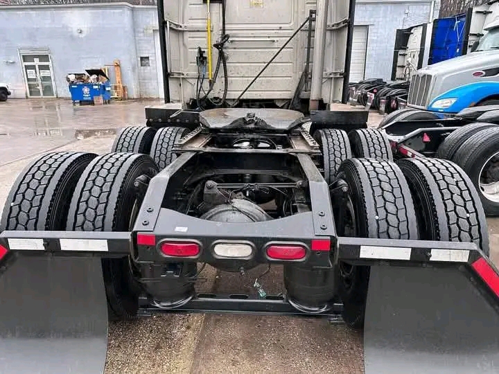 2015 Volvo VNL 670 - Image 2